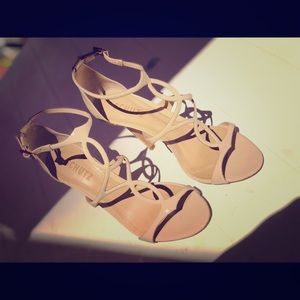 Schutz ~ Beige strap